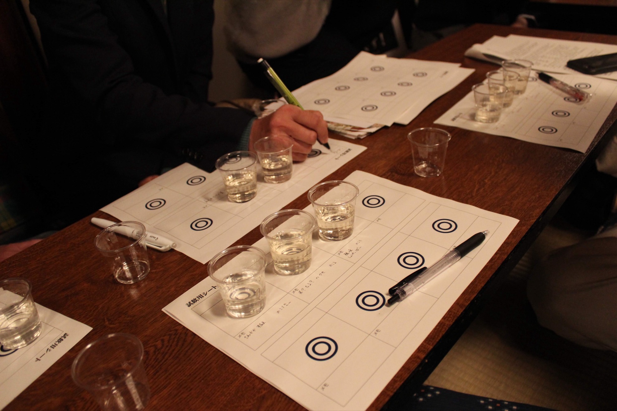 評価シートとグラス
